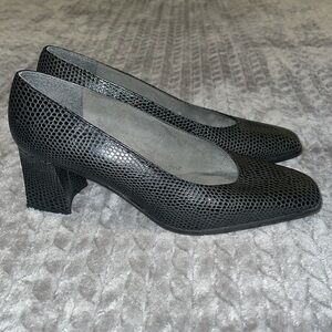 Stuart Weitzman Elegant Black Leather Women's Block/Chunky Heels. Size 6.